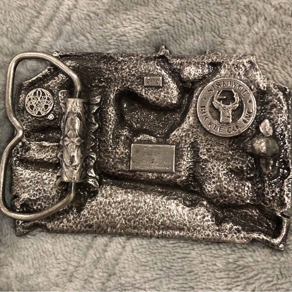COPY - Vintage 1982 Siskiyou Pewter Belt Buckle Depicting Buck and Rifle 3” - Picture 2 of 5